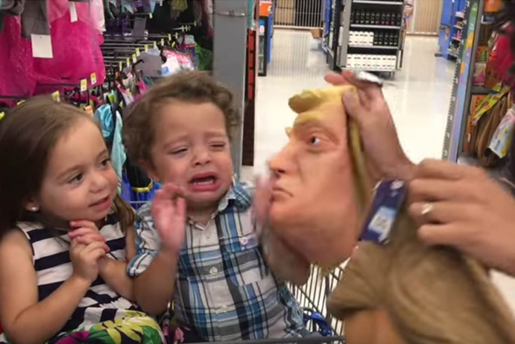 (video) Niño llora al ver la máscara de Donald Trump