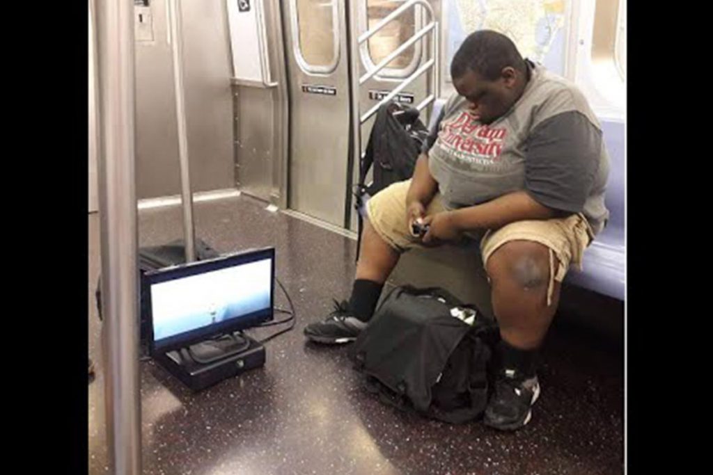 (video) Este ‘gamer’ no abandona su Xbox ni para viajar en metro