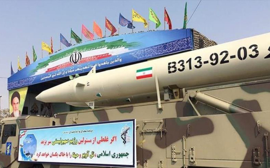 Irán presenta en desfile militar su nuevo misil de largo alcance