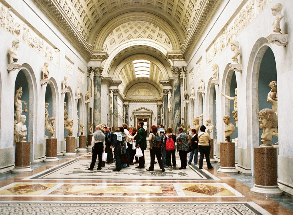 Museos Vaticanos autorizan a tocar las obras de arte