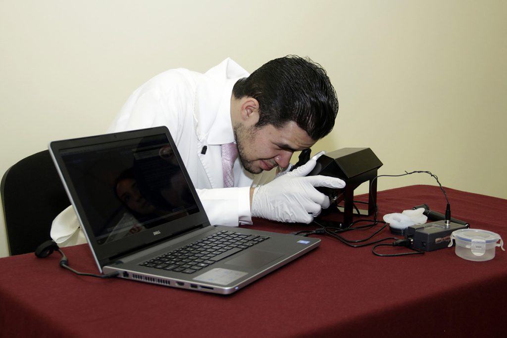 (Video) Estudiantes de medicina practican con simuladores virtuales