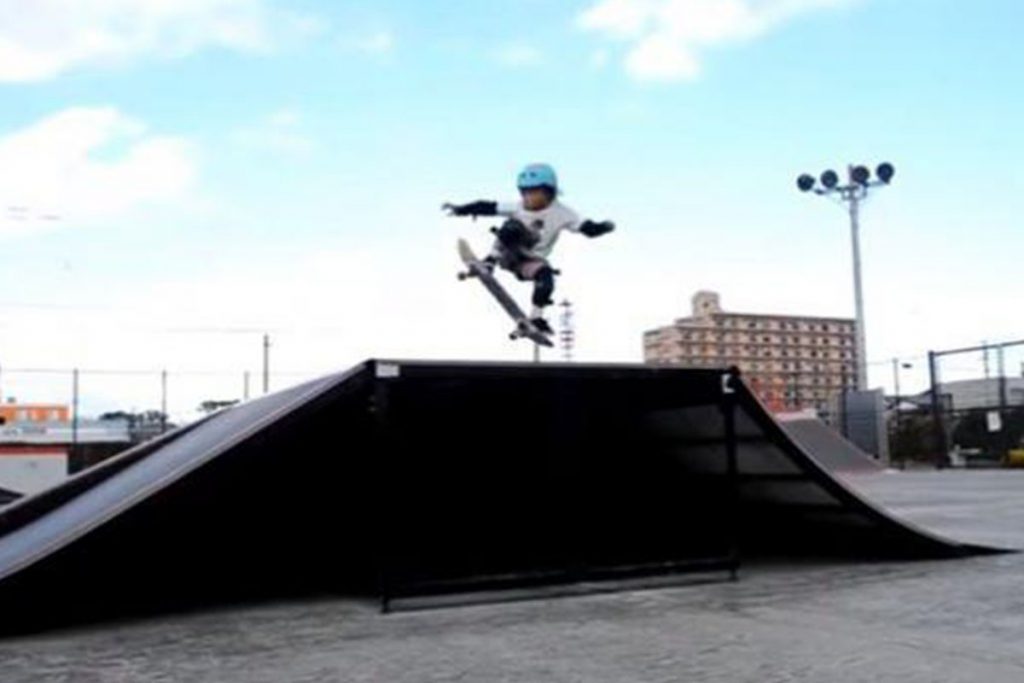 (video) Una pequeña skater sorprende al mundo con su talento