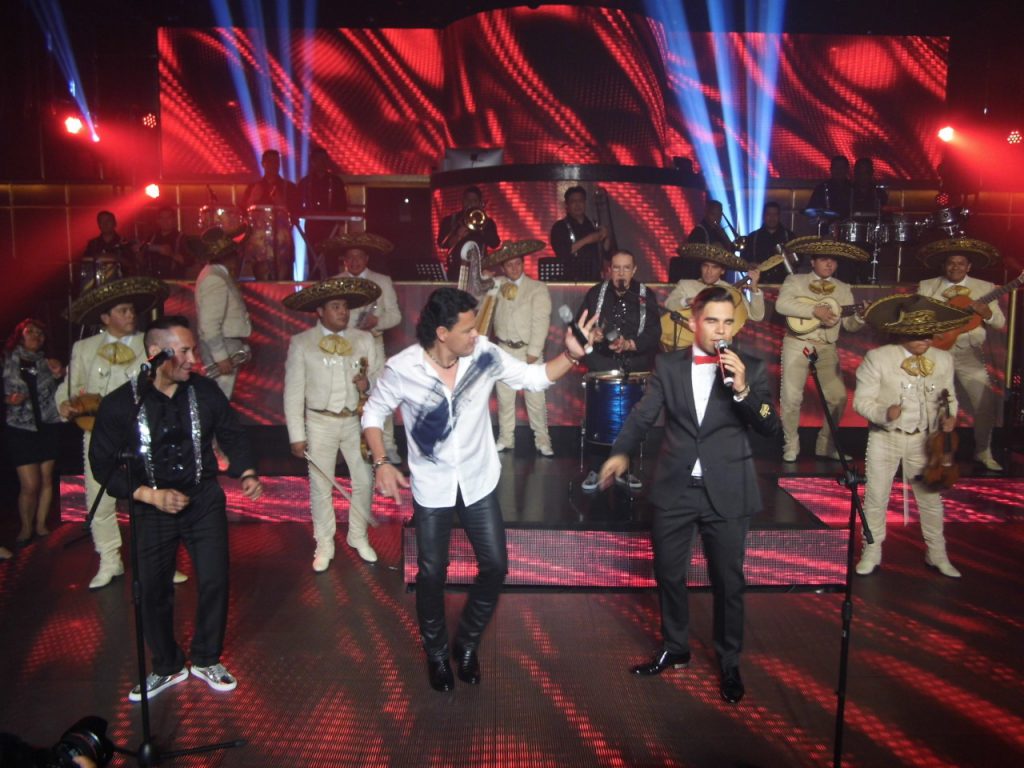 Pedro Fernández canta y baila con Grupo Cañaveral