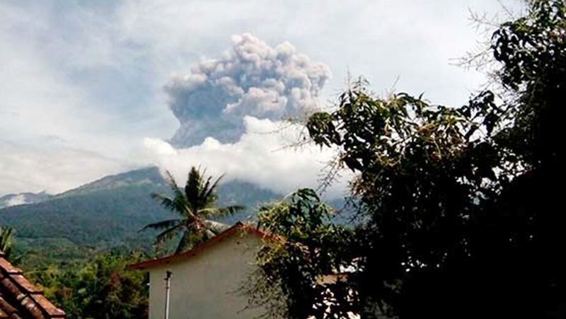 Cerca de 400 turistas atrapados tras erupción de volcán en Indonesia