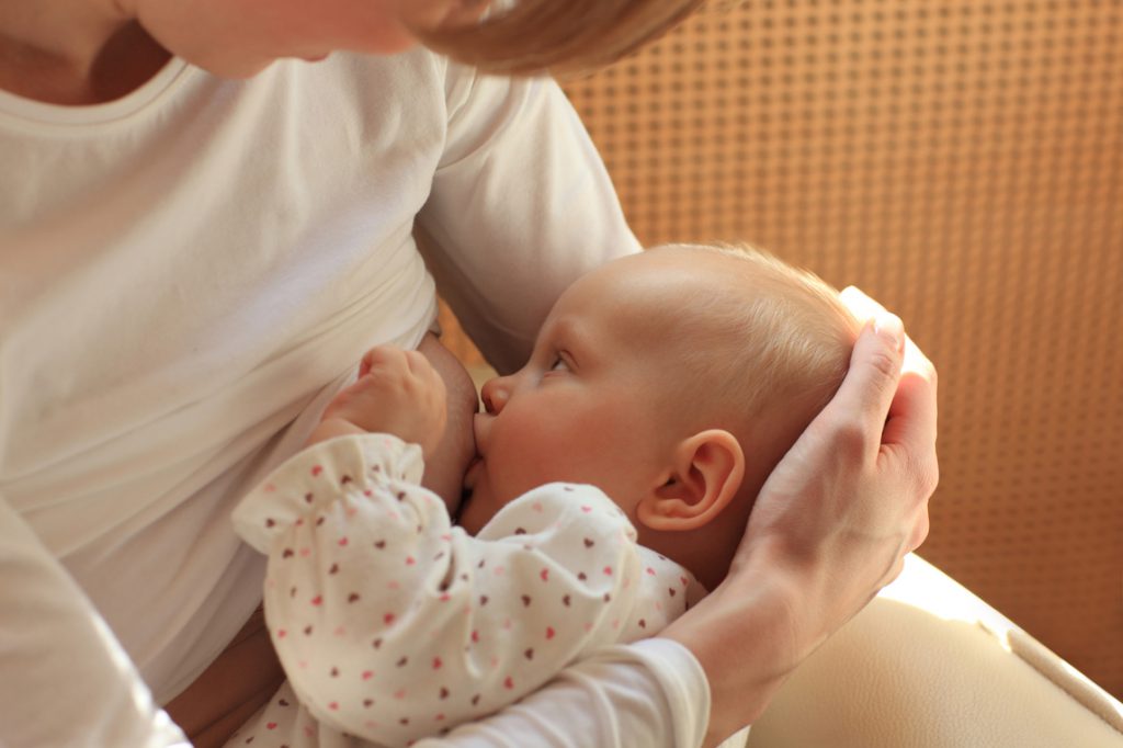 Amamantar a bebés disminuye cáncer de mama