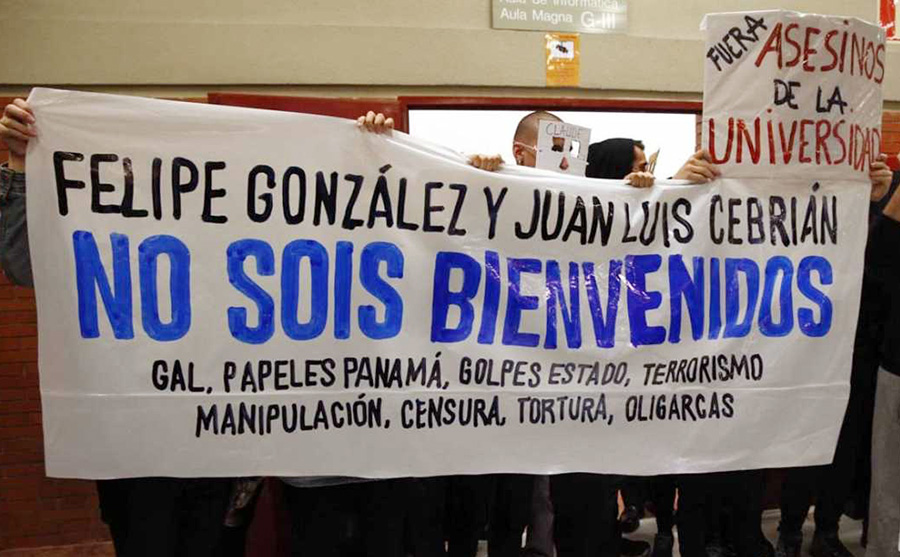 Jóvenes boicotean conferencia de expresidente González en Madrid