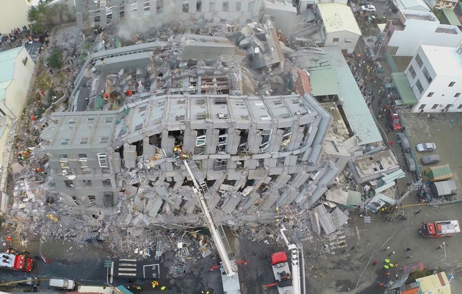 (video) Rescatan con vida a niña entre restos de edificios colapsados en China