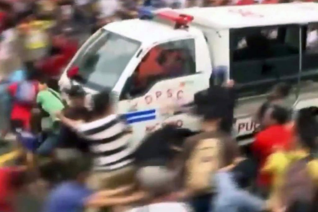 (video) Policía atropella manifestantes