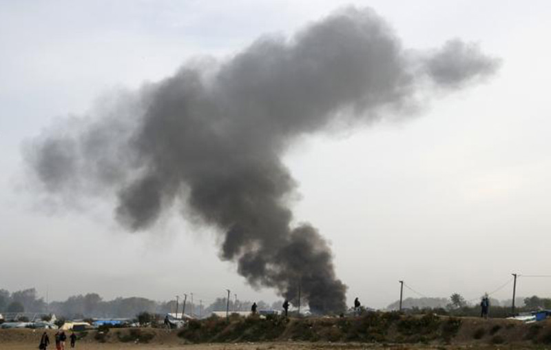 Reportan incendios en campamento de migrantes de Calais