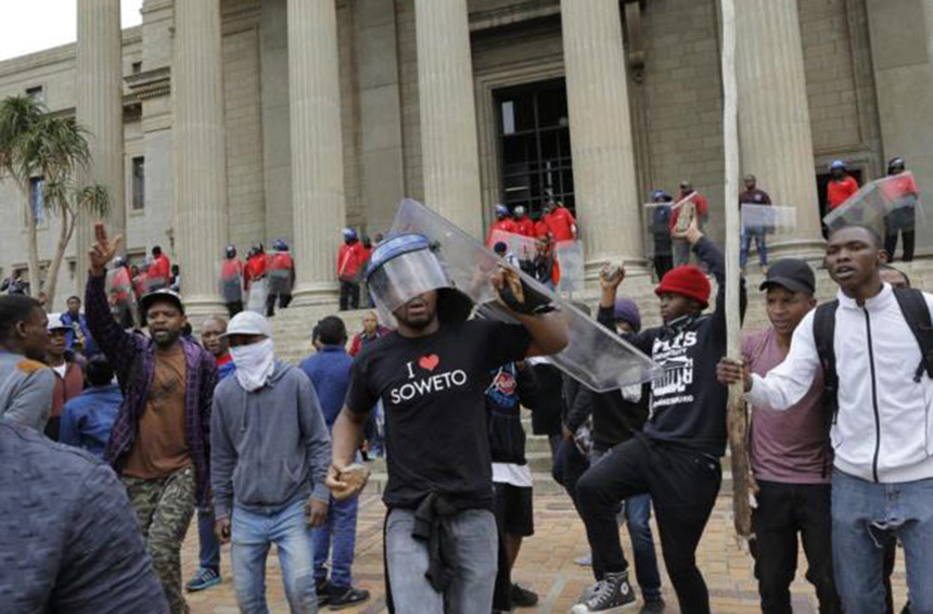 (video) Policía y universitarios en paro se enfrentan en Sudáfrica
