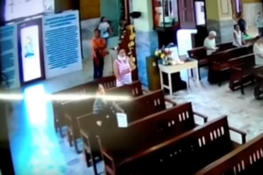 (Video) Roban bolsa a una mujer en iglesia de Tamaulipas