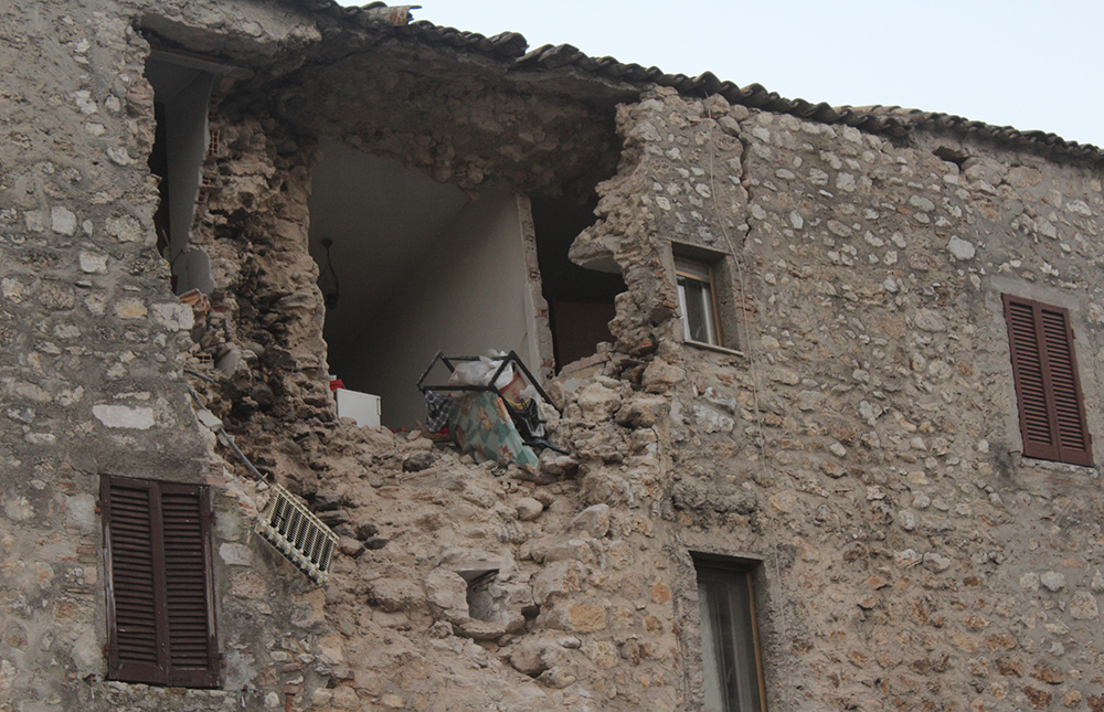 Suelo se hunde 70 centímetros por temblor en centro de Italia
