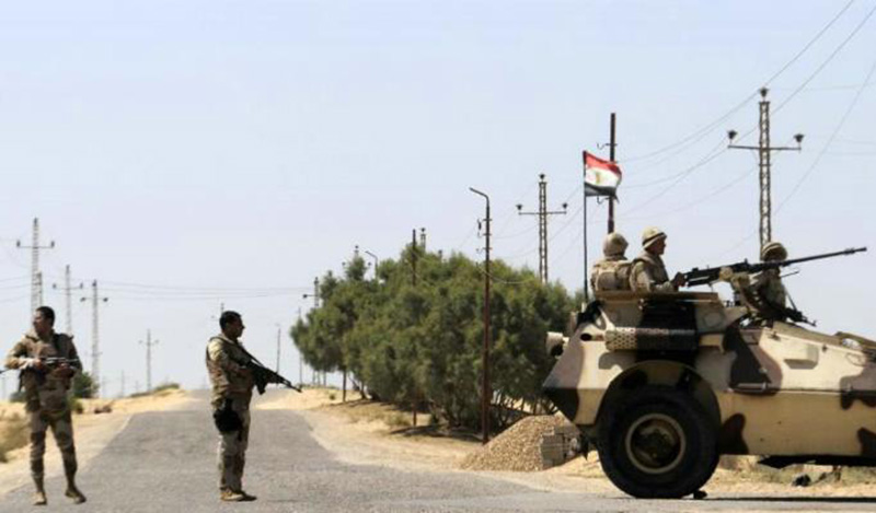 Ataque a Ejército egipcio deja 12 soldados y 15 militantes muertos