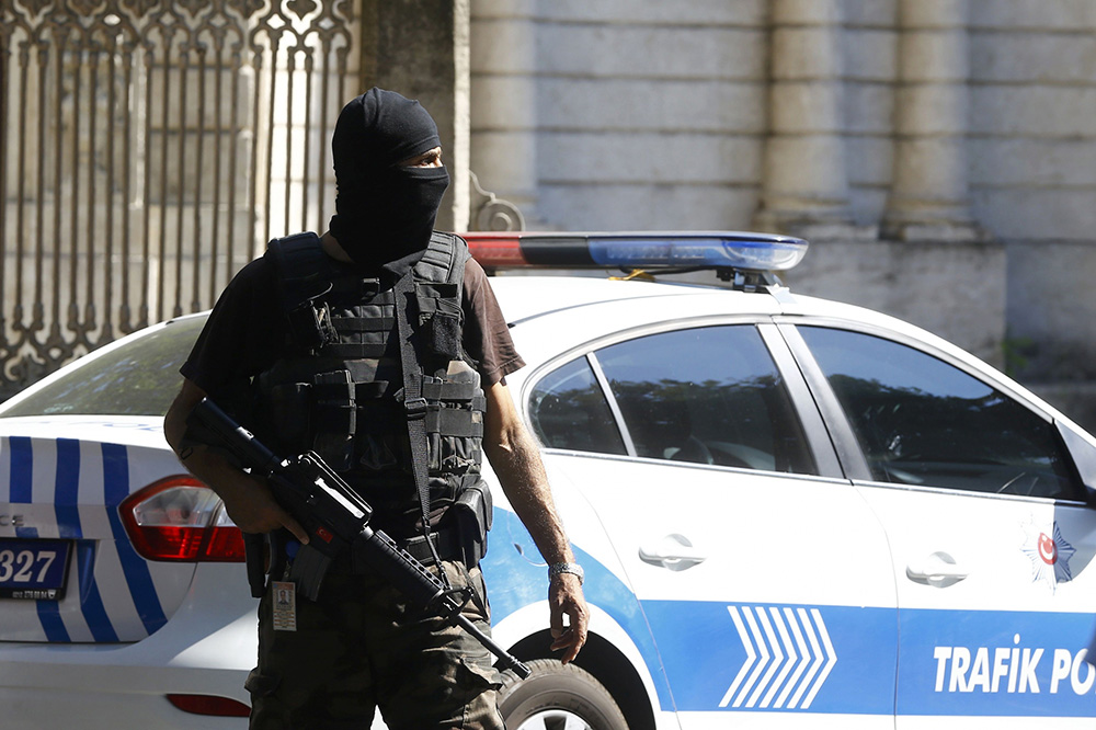 Detienen a dos extranjeros en relación con ataque en Estambul