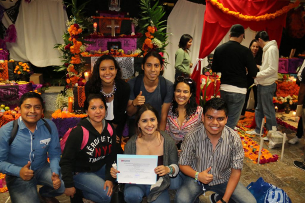 Universitarios instalan 23 ofrendas en concurso de altares en Puebla