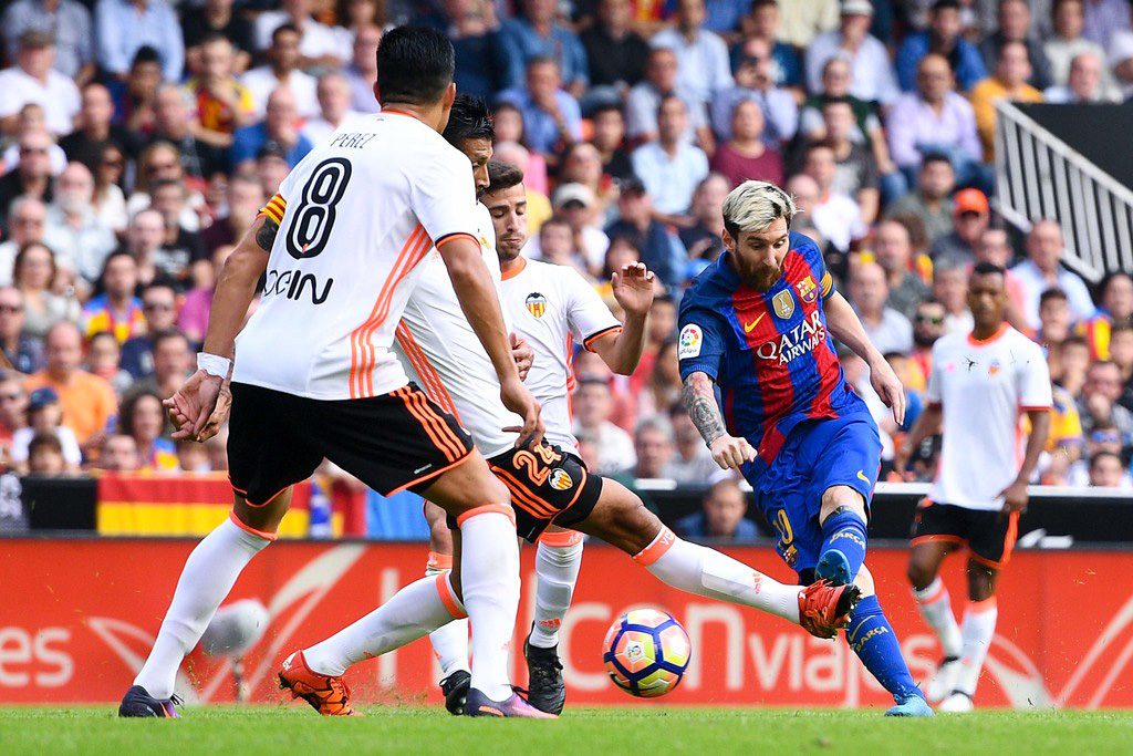 Con dos de Messi el Barcelona doblega 3-2 al Valencia
