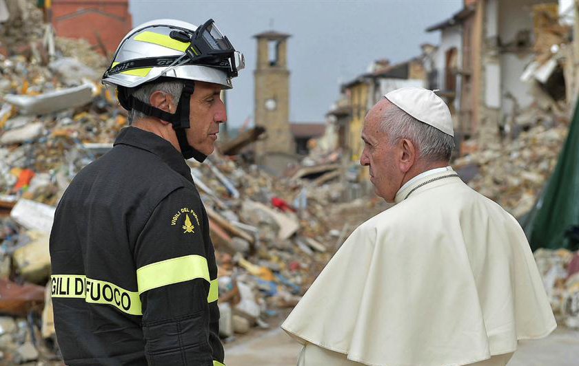 (video) El Papa visita zonas golpeadas por terremoto en el centro de Italia