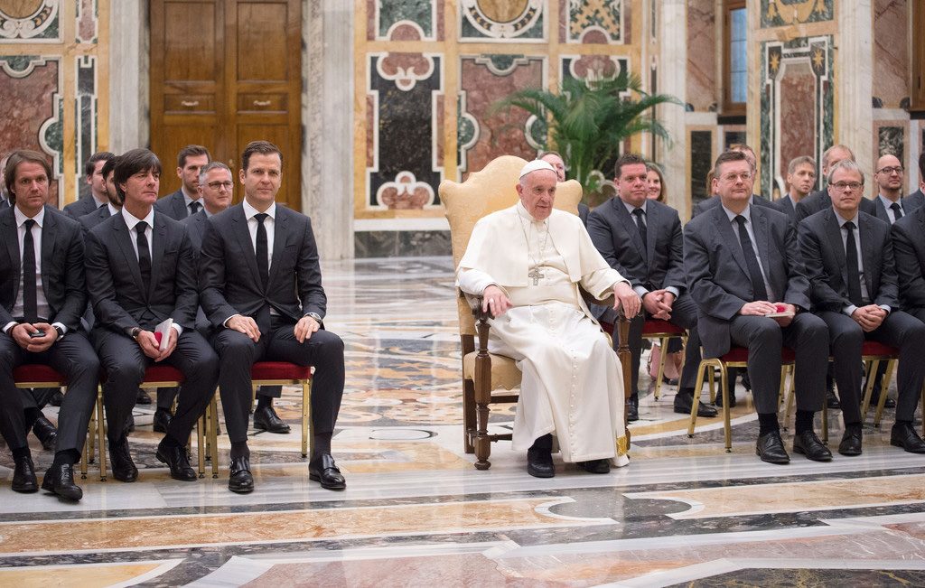 Papa Francisco saluda en Vaticano a la selección alemana campeona del mundo
