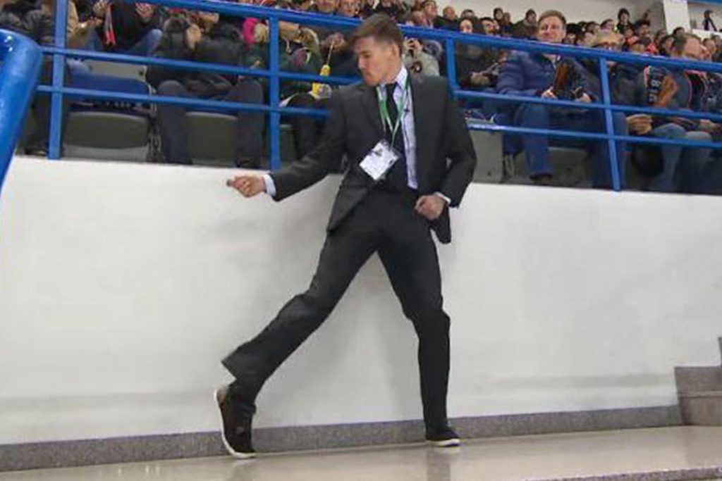 (video) Guardia de seguridad sorprende con baile en un estadio