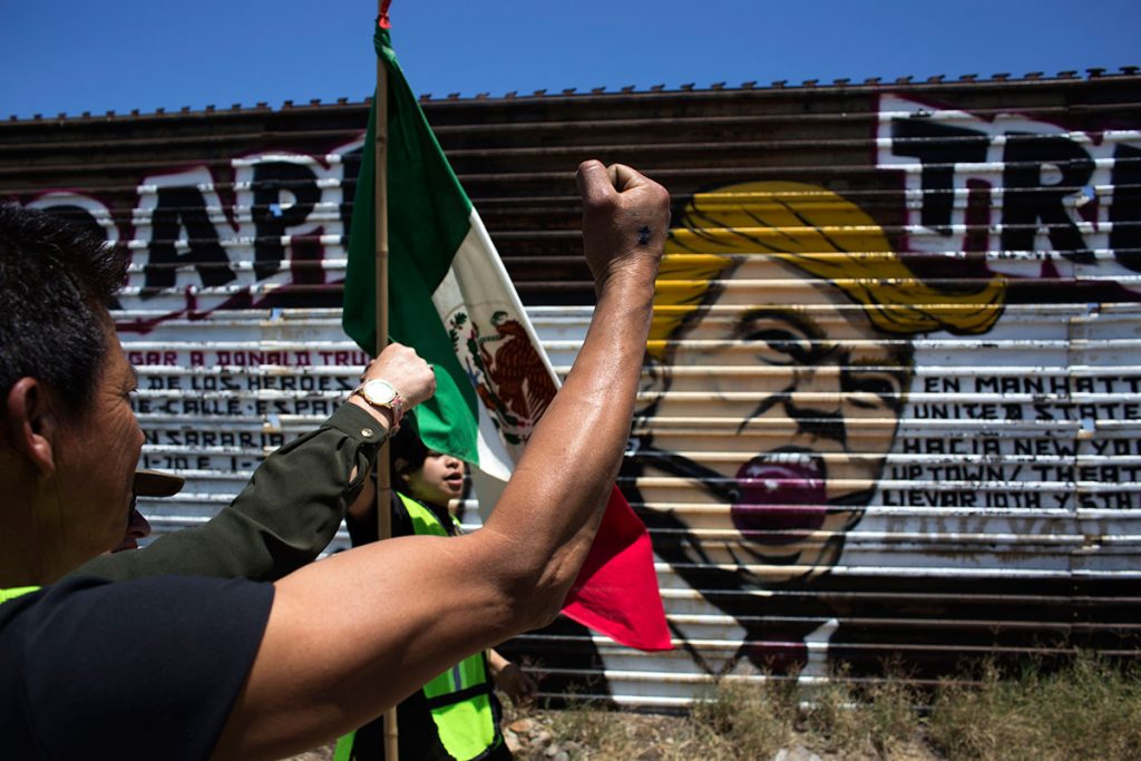 Convocan a muro humano en la frontera