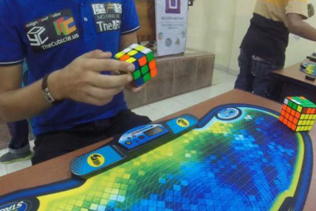 (video) ¡Impresionante! nuevo récord de cubo Rubik