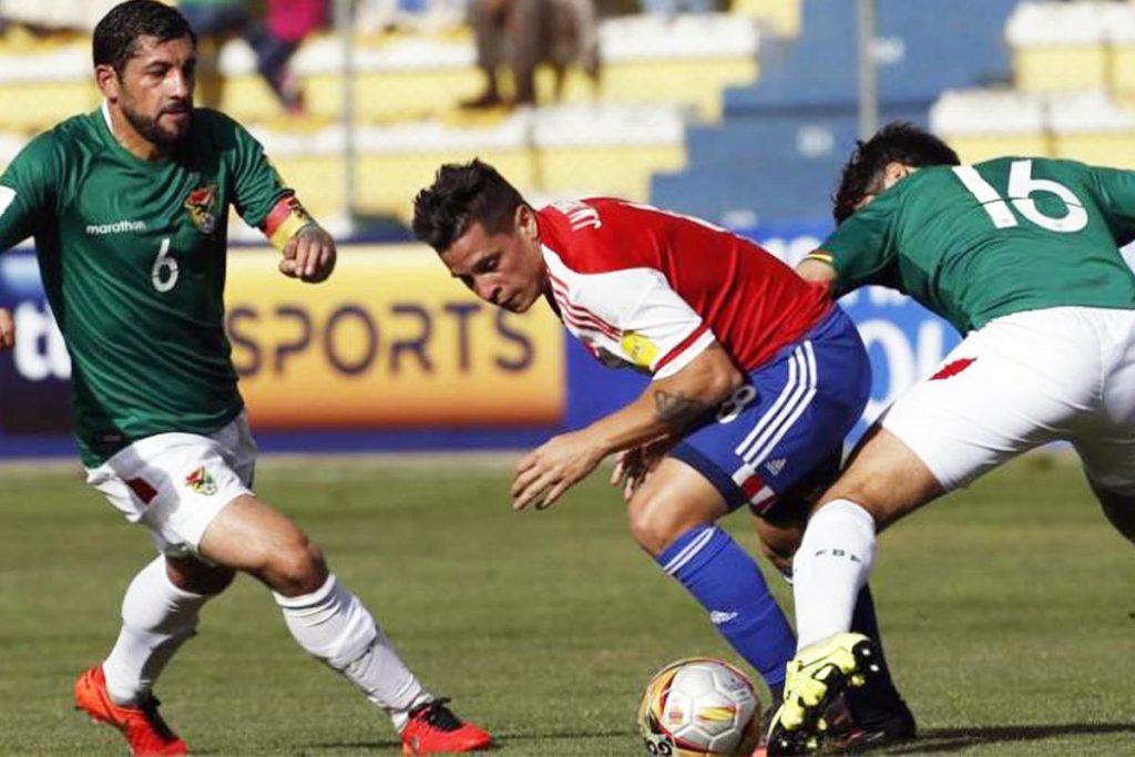 Bolivia con 10 hombres sorprende a Paraguay