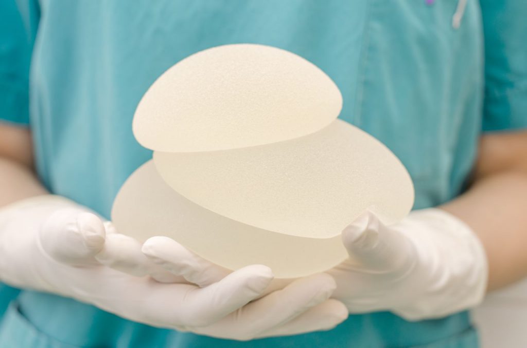 Prohibidos implantes mamarios de Allergan por riesgo de cáncer