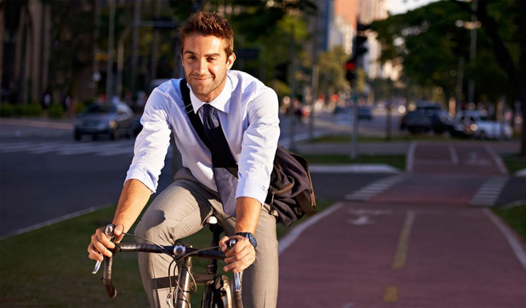 Uber apuesta por un transporte con bicicletas y monopatines