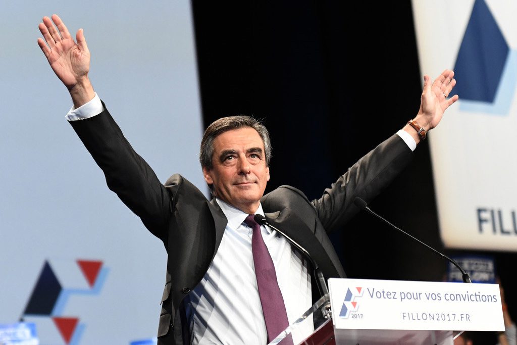Miles de franceses apoyan a candidato acusado de corrupción