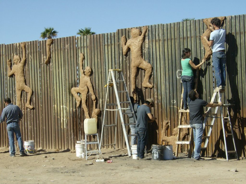 Simpatizantes de Trump construyen muro «privado» para evitar acceso de migrantes