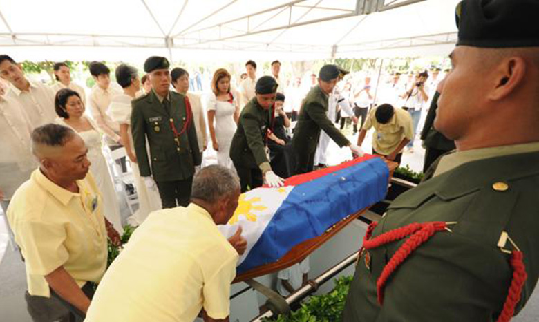 Sepultan con honores restos de expresidente Ferdinand Marcos en Manila
