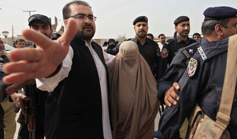 “Niña afgana” de National Geographic será deportada de Pakistán