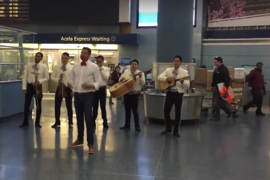 Con mariachi, le piden matrimonio a mexicano en EU (VIDEO)