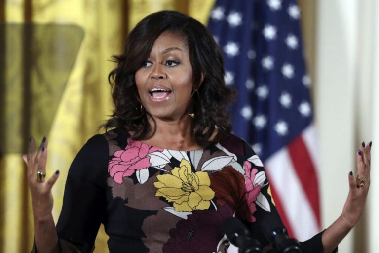 llaman simio en tacones a michelle obama