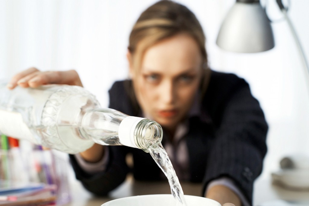 Ebriorexia, alcoholismo que afecta a jóvenes que no ingieren alimento
