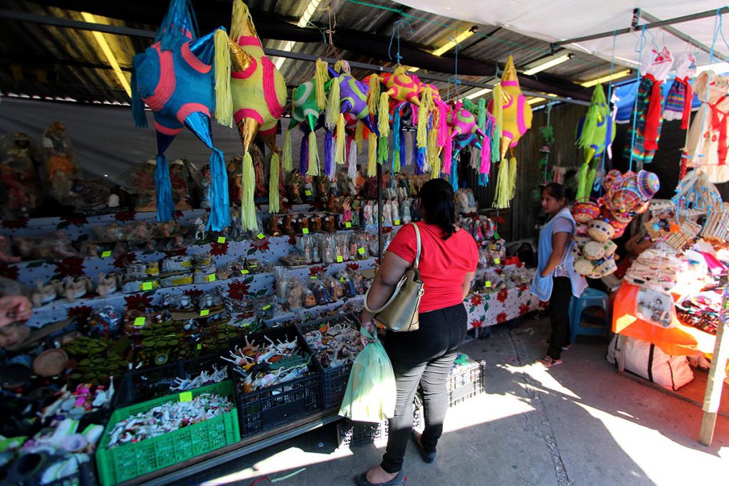 Mexicanos gastan 754.49 pesos en artículos navideños