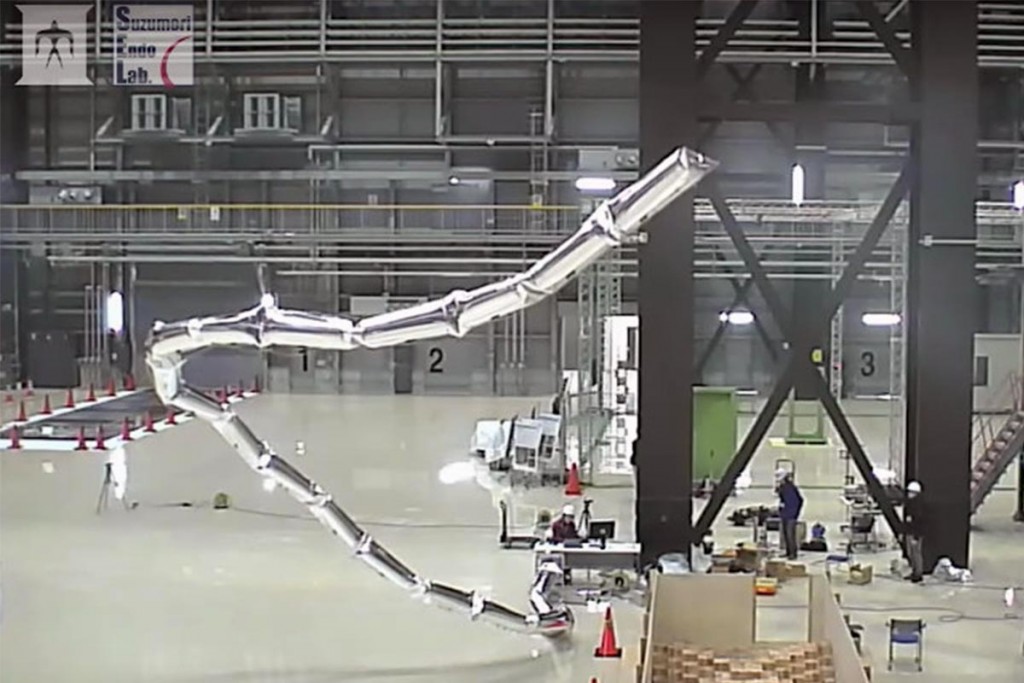 (video) Giacometti, brazo robótico e inflable