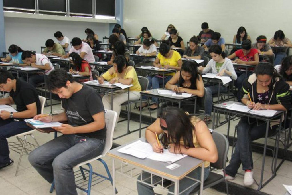 Jóvenes mexicanos, con rezagos en educación
