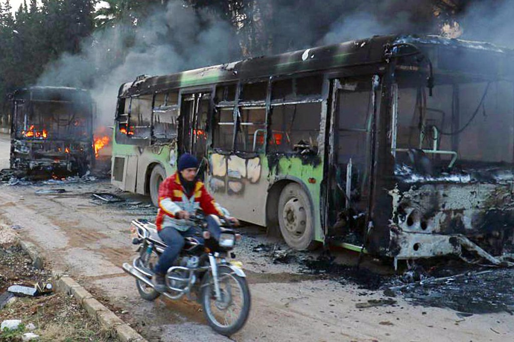 (video) Queman autobuses para impedir salida de civiles