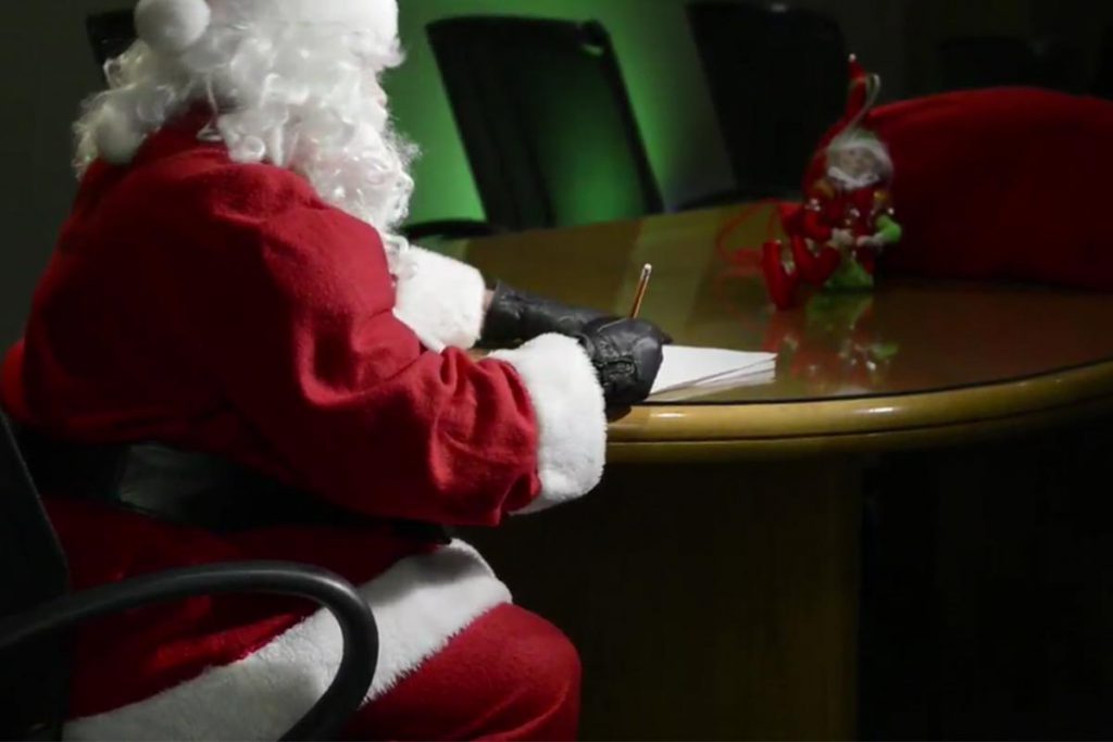 (video) Santa Claus renovó su licencia de piloto