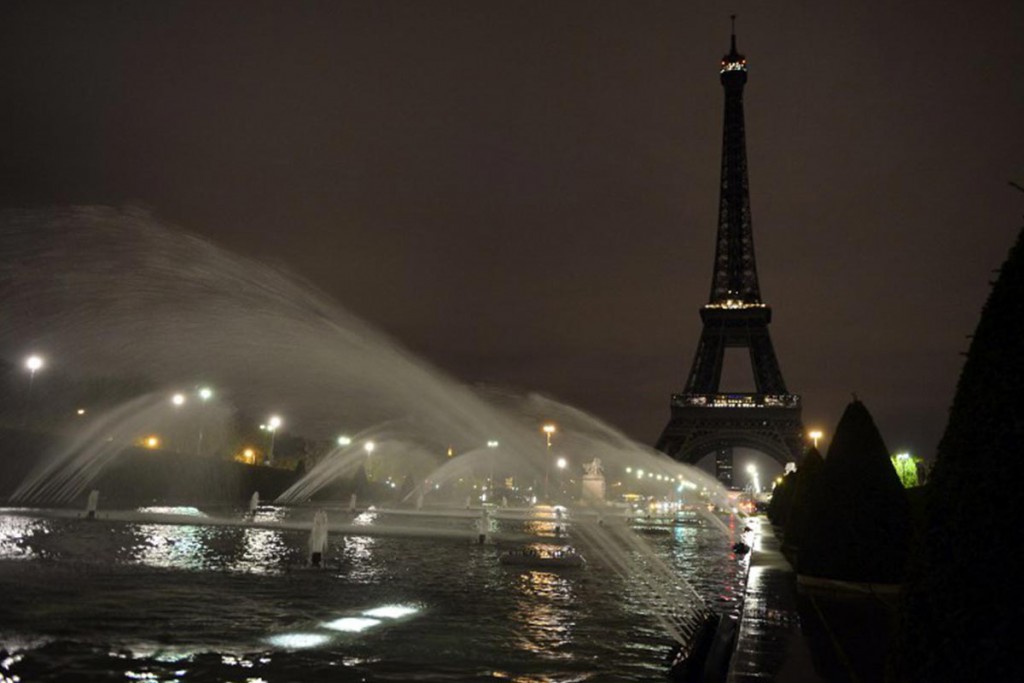 Apagarán luces de Torre Eiffel por atentado de Canadá