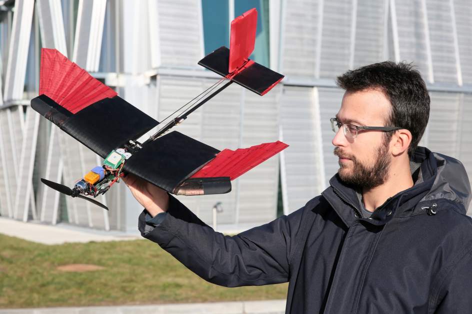 (Video) Fabrica un dron con plumas de ave