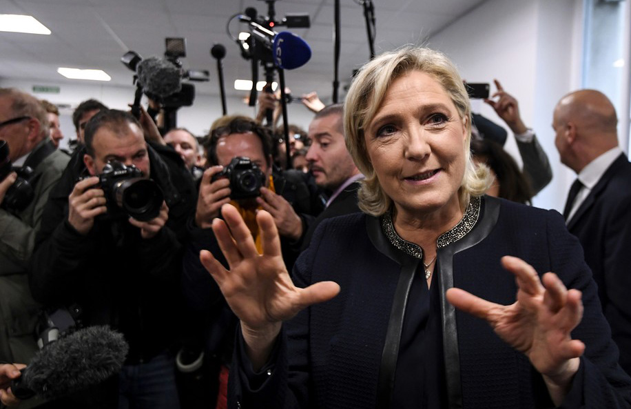 Le Pen rechaza ponerse velo islámico para reunirse con líder religioso