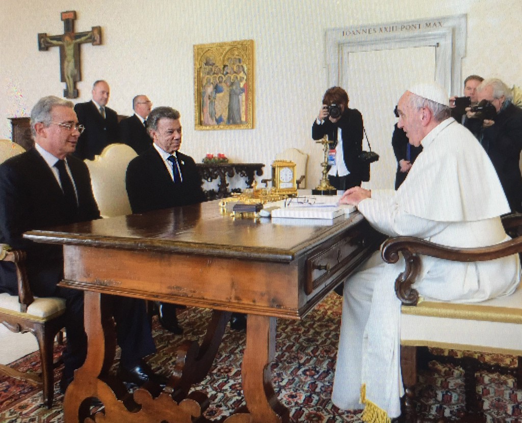 Desacuerdo Santos-Uribe; falló el Papa