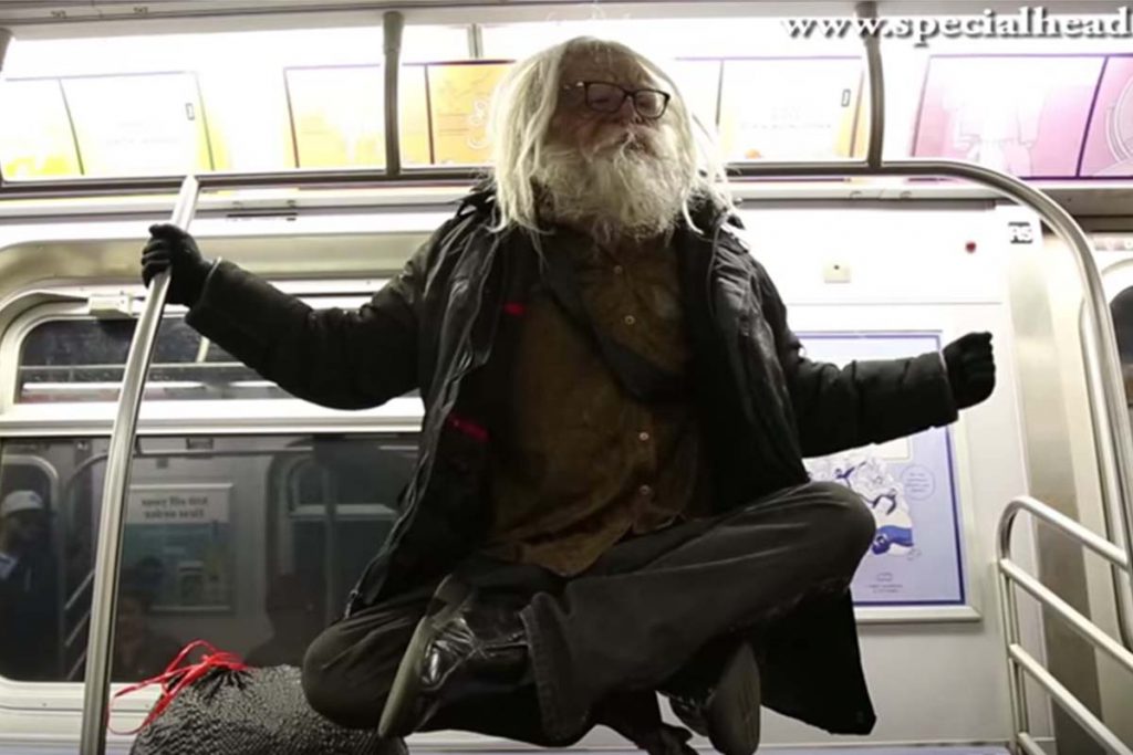 (video) Mendigo, levita y sorprende a pasajeros en metro