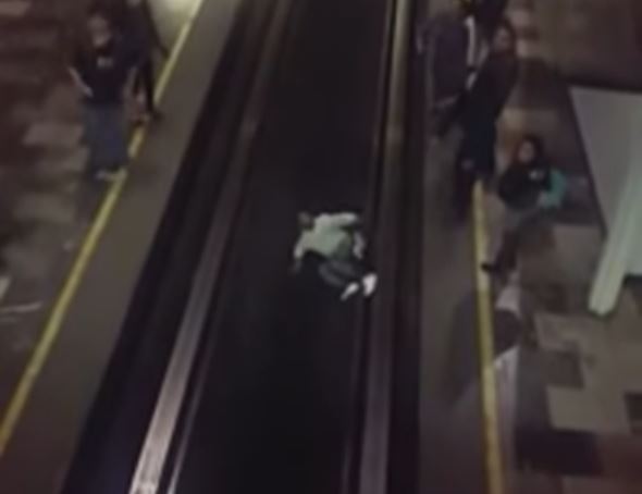 Hombre cae en las vías del metro