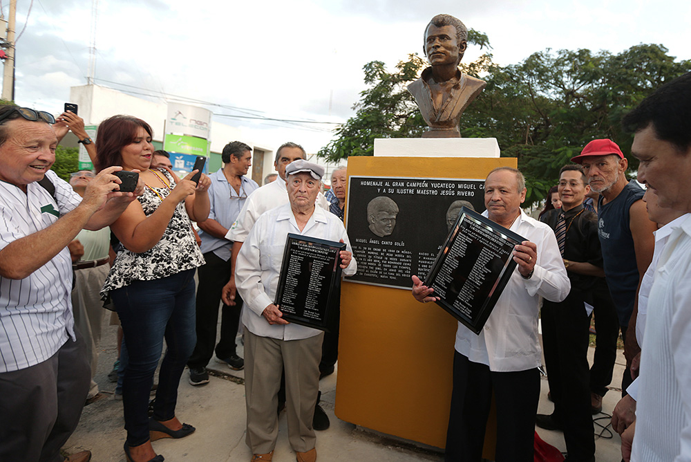 Develan busto en honor a Miguel Canto, leyenda yucateca del boxeo