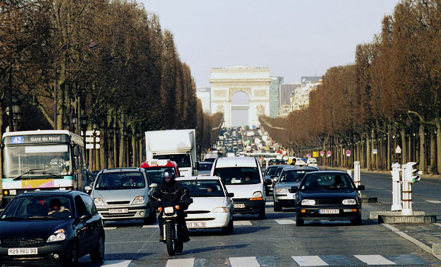 Estacionamientos serán gratis en París por alta contaminación