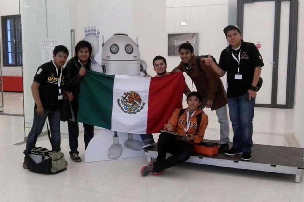 Politécnicos logran segundo lugar en concurso RobotChallenge