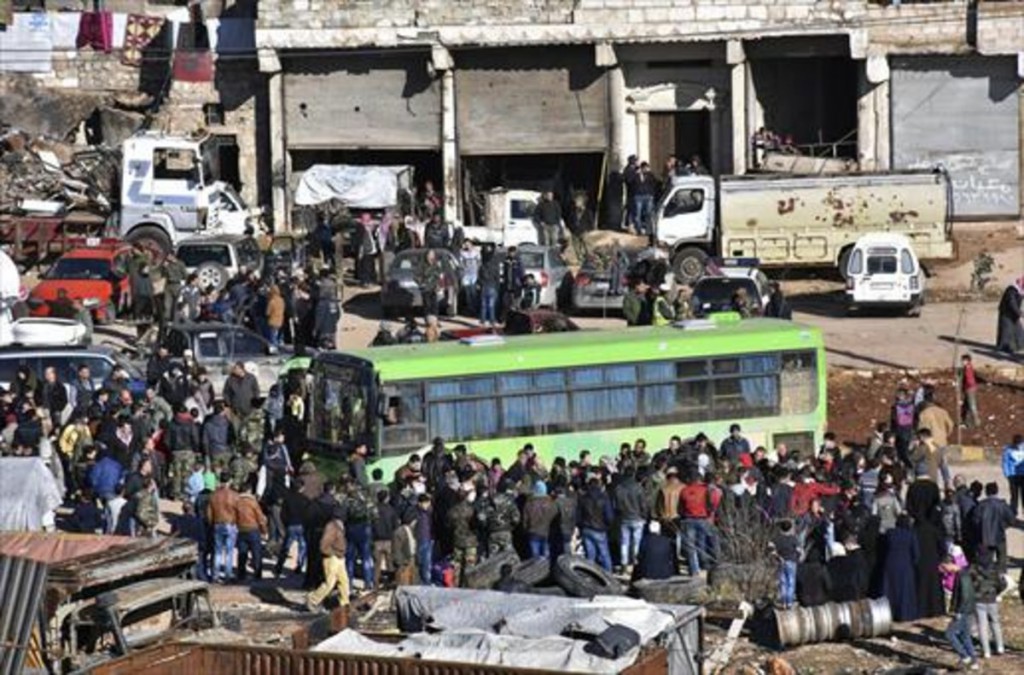 Autobuses vuelven a Alepo por los civiles